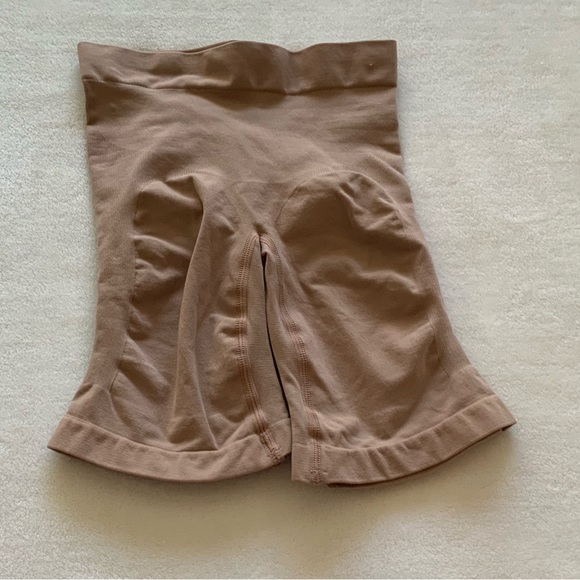 Skims Sculpting Mid Thigh Shorts - Picture 2 of 5